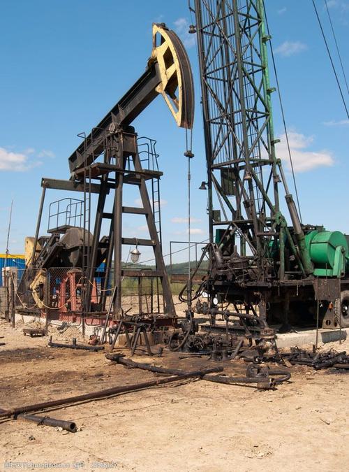 关键词:草地上的石油钻井图片素材 草地 钻井设备 石油 采油 开采